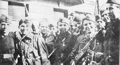 Ottobre 1944: i giovanissimi
                                                    combattenti che,
                                                    nelle file della
                                                    Seconda Brigata
                                                    Proletaria, hanno
                                                    preso parte ai
                                                    combattimenti per la
                                                    liberazione di
                                                    Belgrado, posano
                                                    soddisfatti per la
                                                    foto-ricordo (dal
                                                    libro: Pokret!, di
                                                    A. Clementi, ed.
                                                    ANPI Roma, 1989)